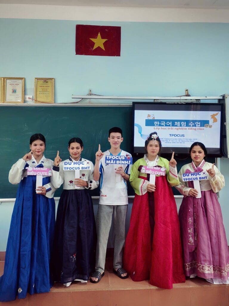 Học sinh làm quen với văn hoá HANBOK